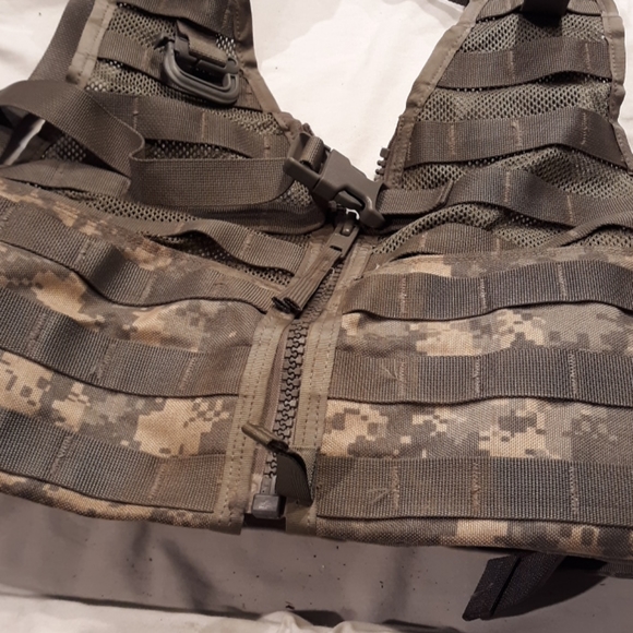 Military vest med/large - Picture 3 of 7